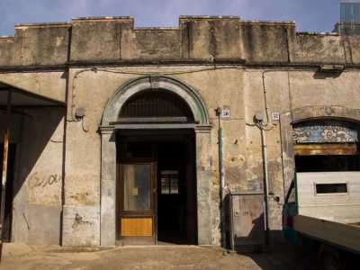 Attraverso dei gradini ci si immette dal ponte alla parte sottostante in cui troviamo una struttura in pietra pi� piccola